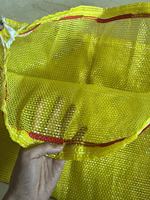Nouveau sac en filet jaune en matériau PP avec cordon de serrage, sac en filet tissé universel adapté aux fruits, légumes, maïs et patates douces