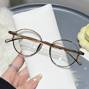 Nouvelles Lunettes de Lecture pour Femmes Style Tendance Verres en Résine Marron Protection Lumière Bleue Printemps 2025 YC11361 - Product Image 1