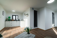 Maison conteneur modulaire préfabriquée de luxe avec 2 chambres et 1 salle de bain, extensible, type capsule, prête à l'emploi