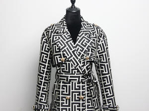 YQY101202 giacca giacca a vento da donna con doppio petto stampata Hepburn nera con cintura - Product Image 4