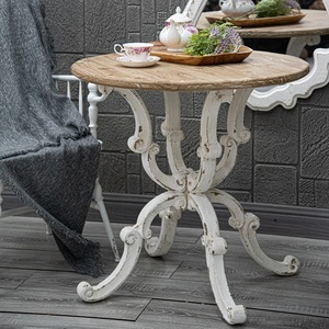 Table basse de salle à manger rustique de style ferme, ronde, en bois sculpté, blanchi à la chaux, avec 4 pieds croisés - Product Image 1