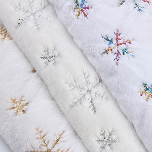 Tissu en polaire PV super doux brodé de flocons de neige dorés et argentés, tissu brillant pour vêtements - Product Image 3