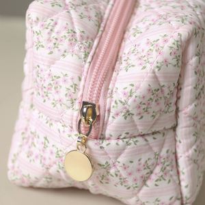 Sac de maquillage matelassé à petites fleurs, fabriqué en usine BSCI, sac de voyage pour soins de la peau, fermeture éclair, grande capacité, sac cosmétique portable et souple - Product Image 4