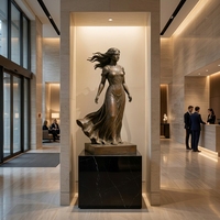 Sculpture de femme réaliste en bronze OEM ODM, taille réelle, statue de dame en bronze soufflée par le vent pour centre commercial, galerie d'art, complexe hôtelier