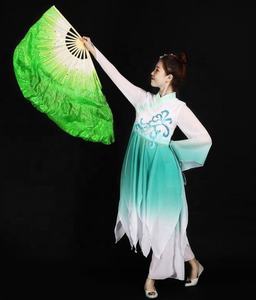 Éventails de danse faits à la main en bambou peint avec des fleurs écologiques, revêtement en soie, disponibles en 33 cm * 68 cm, pour les cérémonies de remise de diplômes - Product Image 4