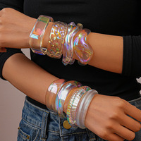 Bracelet en acrylique géométrique irrégulier coloré, poli miroir brillant de luxe, idéal pour un cadeau de remise de diplôme du lycée