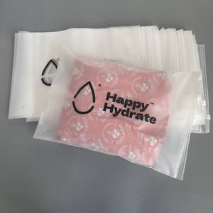 Sac à fermeture éclair givré en plastique écologique personnalisable avec logo pour vêtements et emballages de vêtements - Sac à fermeture éclair noir - Product Image 1