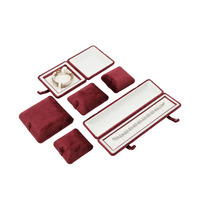 Coffret à bijoux carré moderne en velours personnalisé avec fermeture à pression, couronne BK, rouge monochrome, élégant, luxueux, pour la présentation de bijoux