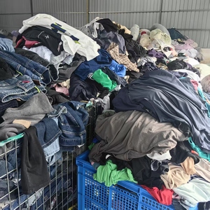 SF01 Ukay Bales Abbigliamento di Seconda Mano Economico per <span class=keywords><strong>Donna</strong></span>: Vestiti, Camicette, Jeans, <span class=keywords><strong>Stock</strong></span> Misto di Abbigliamento Usato all'Ingrosso - Product Image 4