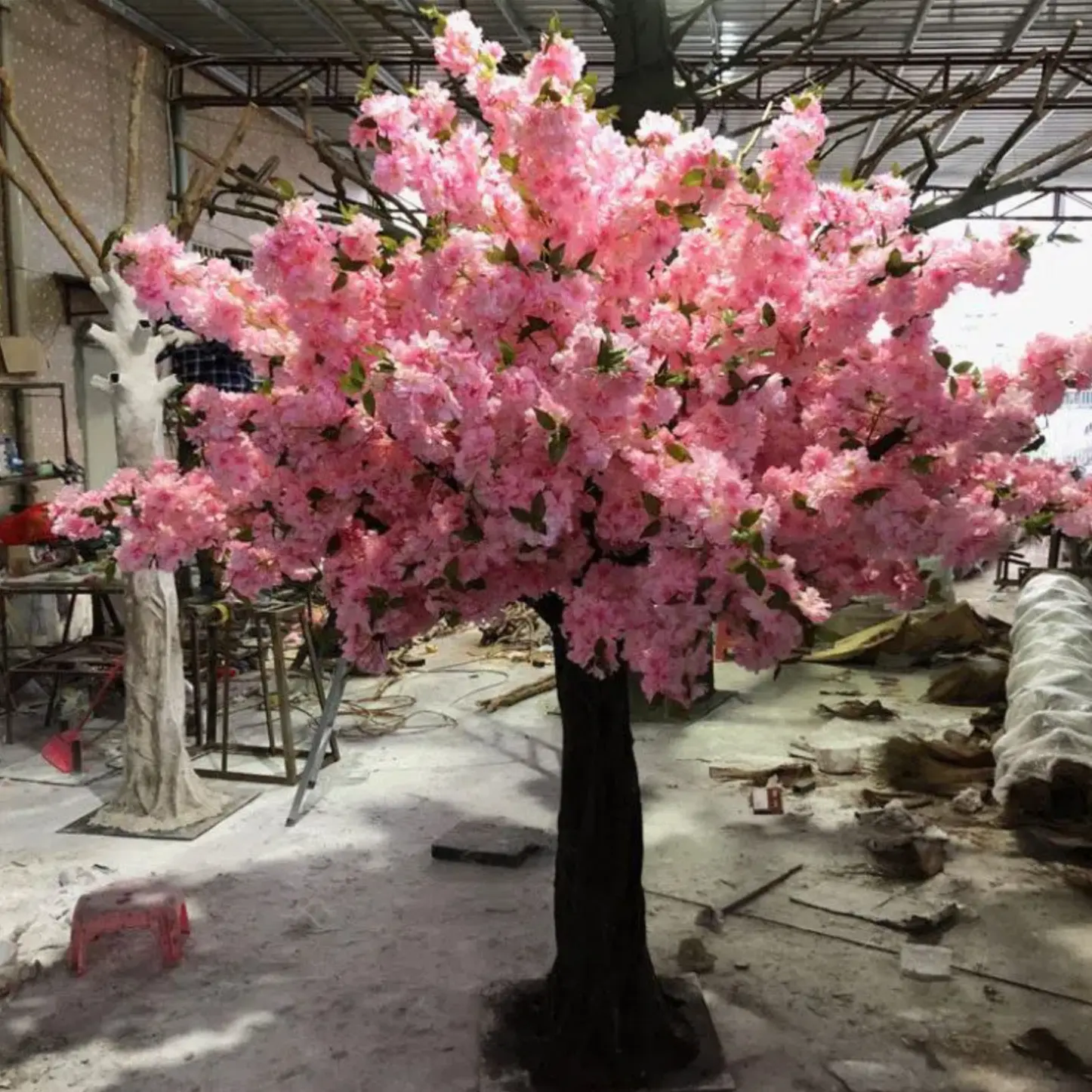 結婚式や装飾レストランのための背の高い8フィート10フィートの人工桜の木フェイクピンクの桜の木