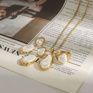 Parure de bijoux 3 pièces en acier inoxydable doré pour femme, avec collier et boucles d'oreilles en perles de forme irrégulière, collection 2026 - Product Image 5