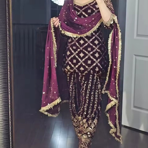 Georgette de créateur avec une séquence de broderie lourde Travail manuel en miroir réel avec pompon Bordure sans manche Latkan Dori - Product Image 1