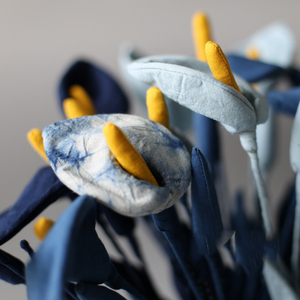 Fleur artificielle en tissu Calla Lily bleue, faite à la main, pour arrangement floral domestique - Product Image 3