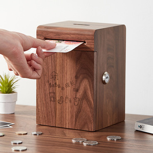 Boîte à monnaie en bois massif couleur noyer, verrouillable, pour enfants et adultes, avec option de logo personnalisé - Product Image 3