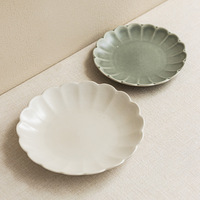 Assiette de table en céramique de grande taille, de style occidental vintage, simple, couleur unie, en forme de fleur, à volants, de grande valeur, vente en gros