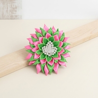 Broche en tissu satiné rose et vert avec fleur, centre en strass et perles, faite à la main, pour sororité grecque, épinglette personnalisée, vente en gros
