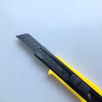 Couteau utilitaire rétractable économique en plastique à lame large en acier inoxydable de 18 mm pour la découpe de papier de bureau à bas prix