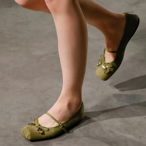 Sandalias de mujer con punta cuadrada y tiras, zapatos casuales con lazo frontal para oficina, zapatos planos con adornos metálicos y tachuelas para mujer - Product Image 6