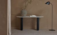 Table console moderne de style Wabi-Sabi avec dessus en marbre et base à rayures concaves convexes noires