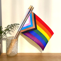 Petit drapeau arc-en-ciel lesbien gay LGBTQ de fierté promotionnel, mini drapeau à main avec mât en plastique pour célébration, fête, vacances