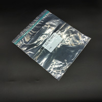 Bolsa de ropa personalizada con impresión y cierre de cremallera superior plano.