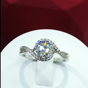 Anello di fidanzamento da donna Q407 in oro bianco con diamante taglio brillante rotondo naturale colore G e design a halo - Product Image 1