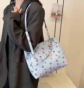 กระเป๋าผู้หญิงแฟชั่นใหม่รับฤดูใบไม้ผลิ ความจุเยอะ ลายเชอร์รี่สดใส สะพายไหล่เดียวหรือถือใต้วงแขน ใช้สำหรับช้อปปิ้ง - Product Image 5
