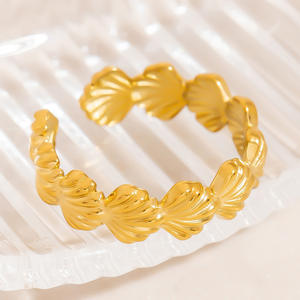 Pulsera de Conchas Serie Océano, Chapada en Oro de 18K, Diseño Geométrico Abierto, Ajustable, de Acero de Titanio, Joyería Unisex, Regalo - Product Image 2
