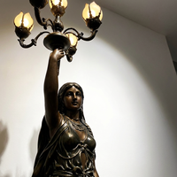 Lampadaire Majestueux Déesse en Bronze - Hauteur Personnalisable, Installation sur Site, Cadeau de Remise de Diplôme, Grandes Décorations Intérieures, Lion en Bronze