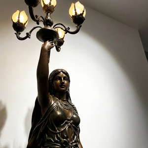 Lampada da Terra Dea in Bronzo Maestosa - Altezza Personalizzabile, Installazione sul Posto, Regalo di Laurea, Grandi Interni, Leone in Bronzo - Product Image 1