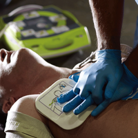 Défibrillateur ZOLL AED Plus pour la réanimation, la formation en RCP, le transfert en ambulance, en soins intensifs et en milieu vétérinaire