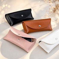 Pochette pour lunettes de soleil avec rabat incurvé, bouton pression argenté, en similicuir lisse, bord cousu brillant, logo personnalisé pour lunettes