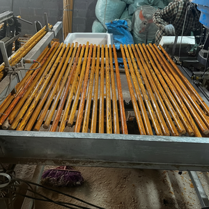 ผู้ผลิตโดยตรงของด้ามไม้กวาด ด้ามไม้ถูพื้น อุปกรณ์ทำความสะอาด พร้อมเคลือบ PVC ลายไม้ - Product Image 1