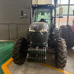 Tractor de Ruedas 4x4 Negro con Sistema Hidráulico de Transmisión por Engranajes y Arranque Eléctrico para Uso Agrícola - Product Image 5