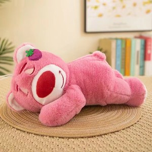 Peluche Orsetto Fragola Sdraiato, <span class=keywords><strong>Cuscino</strong></span> Abbraccio Cartone Animato Carino con Imbottitura Morbida in Cotone PP per Compagno di Sonno e Regalo di Natale - Product Image 4