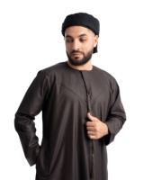 Vente en gros de vêtements musulmans traditionnels du Moyen-Orient de thobe brodé en coton à manches longues pour hommes