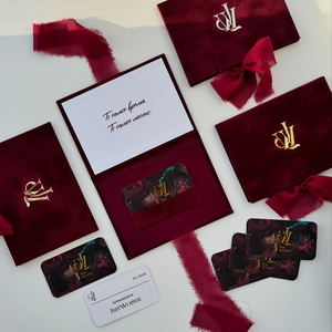 Porte-carte de visite VIP personnalisé en velours bordeaux, style livre, avec logo en feuille d'or, pour certificat cadeau et bon de membre de spa - Product Image 1