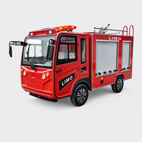 Camion de pompiers électrique à quatre roues avec portes à volets pour équipement, baie d'appareils de station, moniteur d'eau sur le toit et barre lumineuse