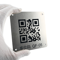 Plaque signalétique métallique personnalisée avec code QR, étiquettes d'identification en aluminium personnalisées pour outils et actifs, étiquettes d'équipement de montage avec trous pré-percés