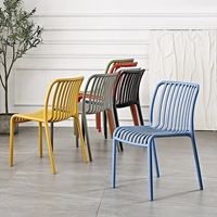 Nouvelle Arrivée Chaises en Plastique PP Empilables Modernes et Durables pour l'Intérieur et l'Extérieur, Idéales pour Appartements