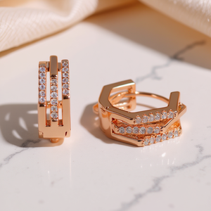 Pendientes Huggie E2790 en Oro Rosa con Cristales Geométricos y Engaste de Diamantes de Imitación, Joyería de Moda para Mujer - Product Image 2