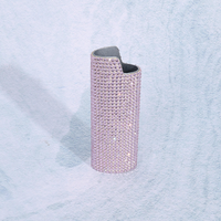 Le nouveau briquet J6 présente un boîtier métallique serti de diamants et une conception luxueuse résistante aux chocs.