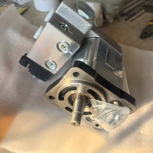 Moteur hydraulique Hyundai 31Q4-30202 pour pompe de ventilateur d'excavatrice modèle R520 485-9 - Product Image 2