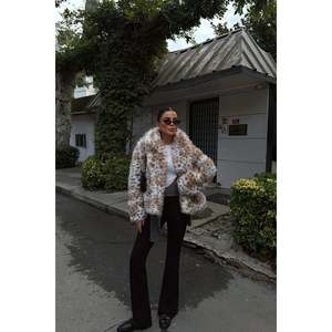 Manteau en fausse fourrure à imprimé léopard avec rembourrage en coton et fermeture à ceinture, trench-coat avec décoration boutonnée - Product Image 5