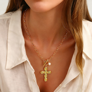 Collier croix plaqué or 18 carats avec pendentif perle d'eau douce multicolore et fermoir OT, idéal pour le quotidien - Product Image 1