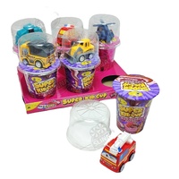 Tasse trempée de biscuit de confiture de chocolat de fraise avec des jouets de voiture