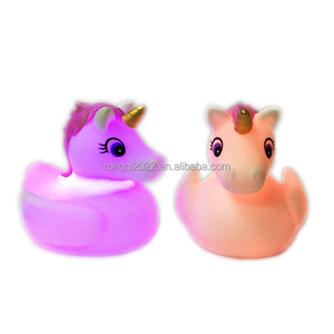 Unicorno anatra di gomma con luce LED carino galleggiante cigolante Mini gomma unicorno per doccia regalo festa di compleanno - Product Image 1