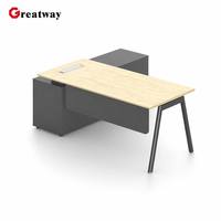 Bureau de direction moderne en forme de L avec rangement latéral et gestion des câbles pour espace de travail commercial