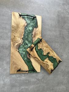 Plateau de service en bois massif à bord vif naturel de la marque LAMA EPOXY avec résine époxy rivière, taille personnalisée, fait à la main, décoration d'intérieur - Product Image 6