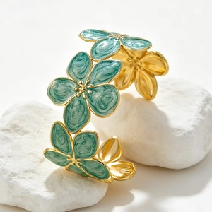 Bracelet manchette fleuri en acier inoxydable émaillé, bracelet manchette ouvert couleur or, bijoux floraux colorés pour femme - Product Image 3